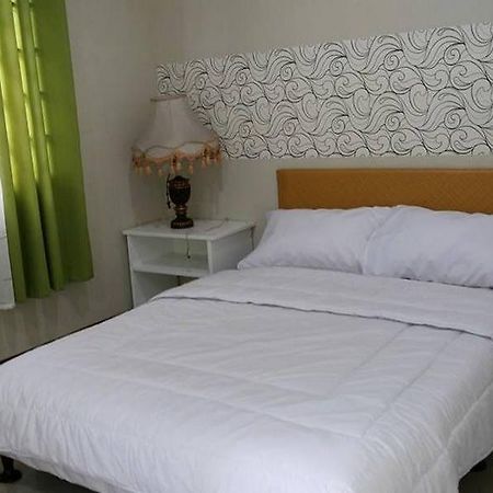 Big M Condotel Las Piñas Exterior photo